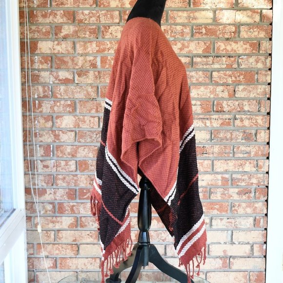 TREASURE Bond Poncho - Picture 3 of 7